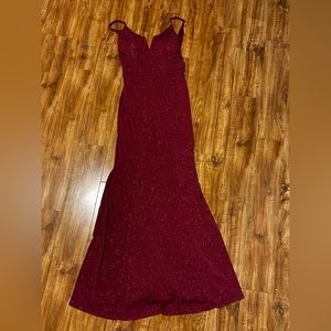 Beautiful dress. Small size, comfortable, it does not itch. Like new